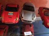 un lot de voitures-jouets exposées dans une vitrine