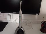une brosse à dents posée sur un bureau, à côté d'un écran