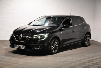 la voiture noire est garée dans le garage sur le sol en damier