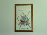 une photo d'un tableau accroché au mur au-dessus d'un lit