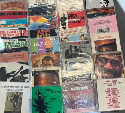 beaucoup de cd de musique et de cd sur la table