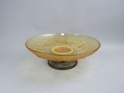 Coupe circulaire sur piédouche en verre moulé jaune à décor …