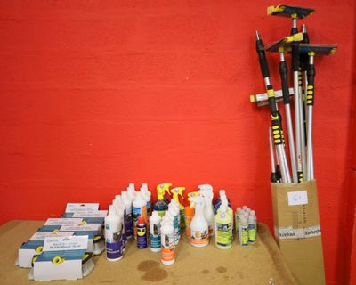 beaucoup d'outils posés sur une table dans une pièce