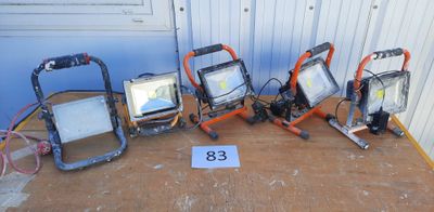 Plusieurs types de projecteurs sont alignés sur le sol