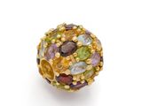 une perle en or et en pierres multicolores sur fond blanc