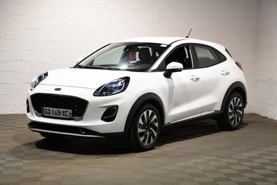 la voiture blanche est garée dans le garage sur le sol en damier