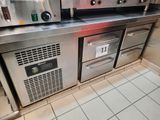 deux fours qui se trouvent dans une cuisine
