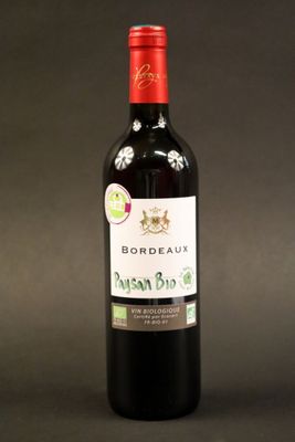 une bouteille de vin posée sur une table