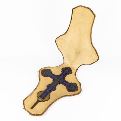 une image représentant une croix en bois sur laquelle figure une croix bleue et noire