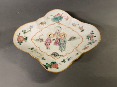 Chine, XXe siècle. Coupe polylobée sur pied bâte en porcelai…