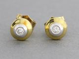 une photo d'une paire de boucles d'oreilles en or et diamants