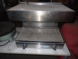 un barbecue posé sur une table