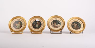 quatre miniatures représentant des personnages, dans des cadres dorés, posées sur une surface blanche