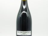 la bouteille de vin est posée sur une surface blanche