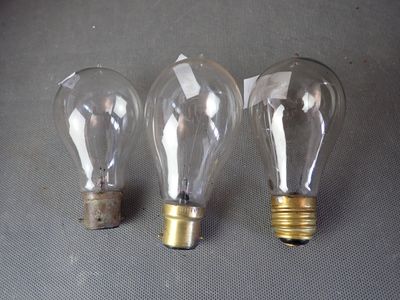 trois ampoules posées les unes à côté des autres sur une table
