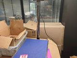 une balance posée sur une table dans une pièce