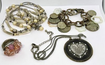 Lot de bijoux fantaisie en métal argenté - Comportant une ba…