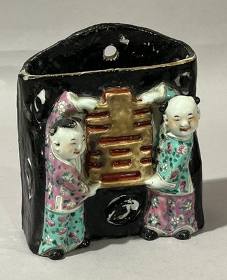 deux figurines assises l'une à côté de l'autre
