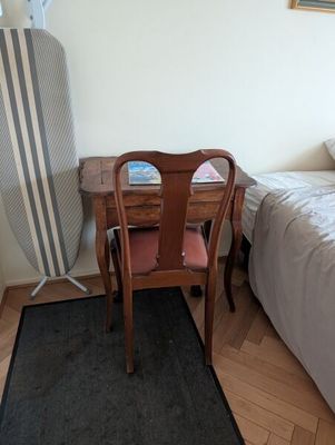 un lit et un bureau dans une petite pièce