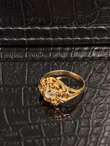 Bague marguerite en or 18 carats 750 millièmes à décor d’une peti
