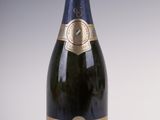 une image d'une bouteille de champagne sur fond blanc