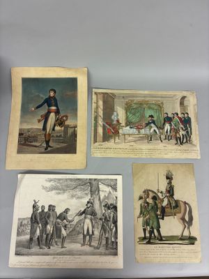quatre gravures anciennes représentant des militaires, exposées sur une table