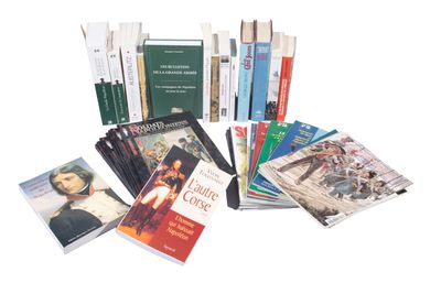 un grand nombre de livres posés sur une table
