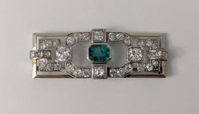 une photo d'une broche Art déco sertie d'une pierre bleue