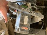 une personne qui utilise une scie circulaire pour couper un morceau de bois