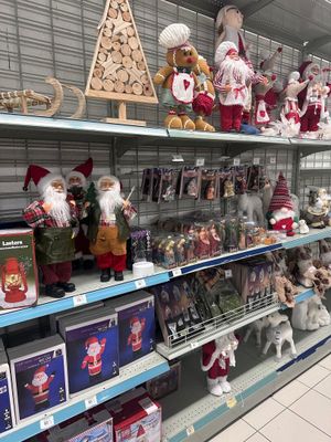 de nombreuses décorations de Noël exposées sur les rayons du magasin