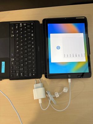 deux ordinateurs portables et une tablette posés sur une table