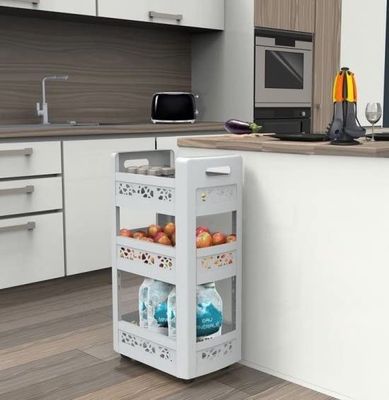 une cuisine avec un chariot rempli de fruits et de légumes
