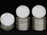 beaucoup d'assiettes empilées les unes sur les autres