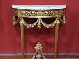 une petite table avec un plateau en marbre dans une pièce