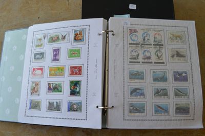 un livre ouvert avec des timbres, posé sur une table