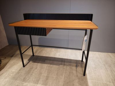 un bureau avec un plateau en bois et des pieds en métal noir