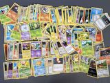 beaucoup de cartes pokemon sur la table