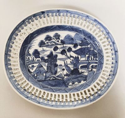 CHINE - XIXe siècle Plat de forme ovale en porcelaine décoré…