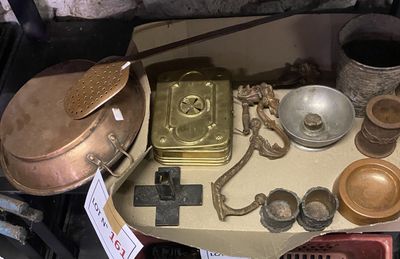 une table sur laquelle se trouvent de nombreux objets anciens
