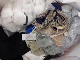 un tas de vêtements emballés dans du plastique