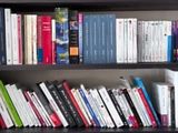 une étagère avec de nombreux livres dans une pièce