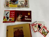 de nombreux livres et cartes posés ensemble sur la table