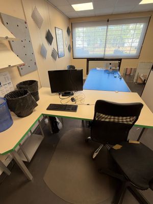 un bureau avec une chaise et un ordinateur dessus