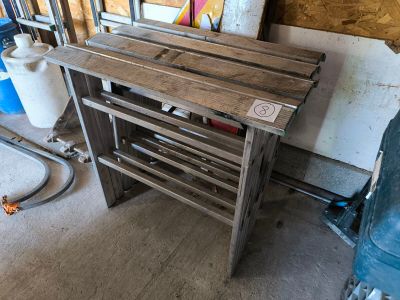 une table en bois qui se trouve dans une pièce