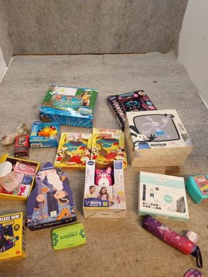 Dans un lot, jeux et accessoires pour enfants dont toises mu…