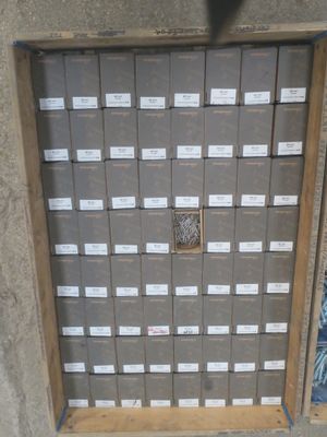 une boîte aux lettres sur laquelle sont posées de nombreuses lettres