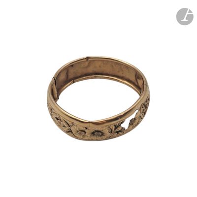 gros plan d'une bague en or sur fond blanc