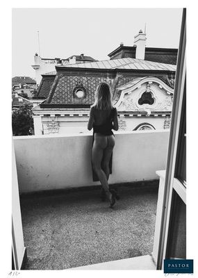 photographie en noir et blanc d'une femme assise sur un balcon