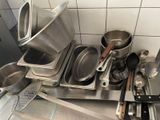 de nombreuses casseroles et poêles sur le comptoir de la cuisine