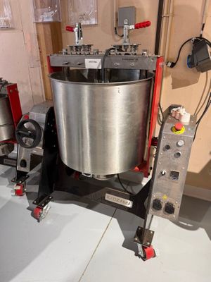 une machine posée sur une table dans une pièce
